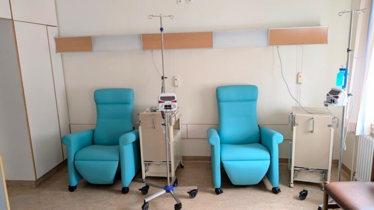 modern hospital chemotherapy room setup