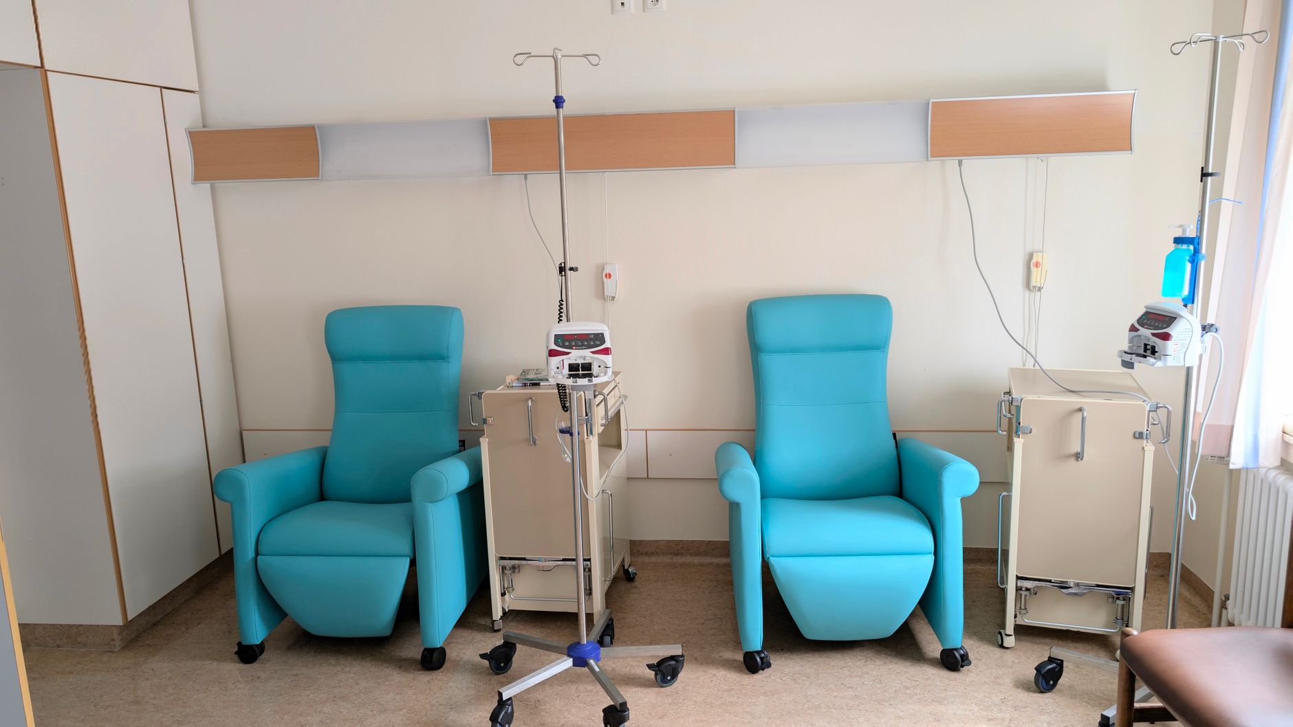 modern hospital chemotherapy room setup